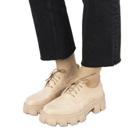 Beige shoes with a thick Melisande sole