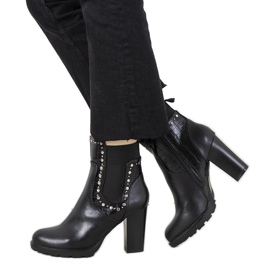 Black boots with Flemish studs Black boots with Flemish studs