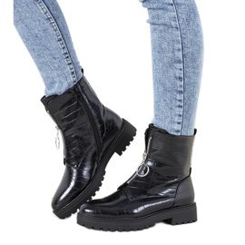 Black boots with a decorative Parnell zipper