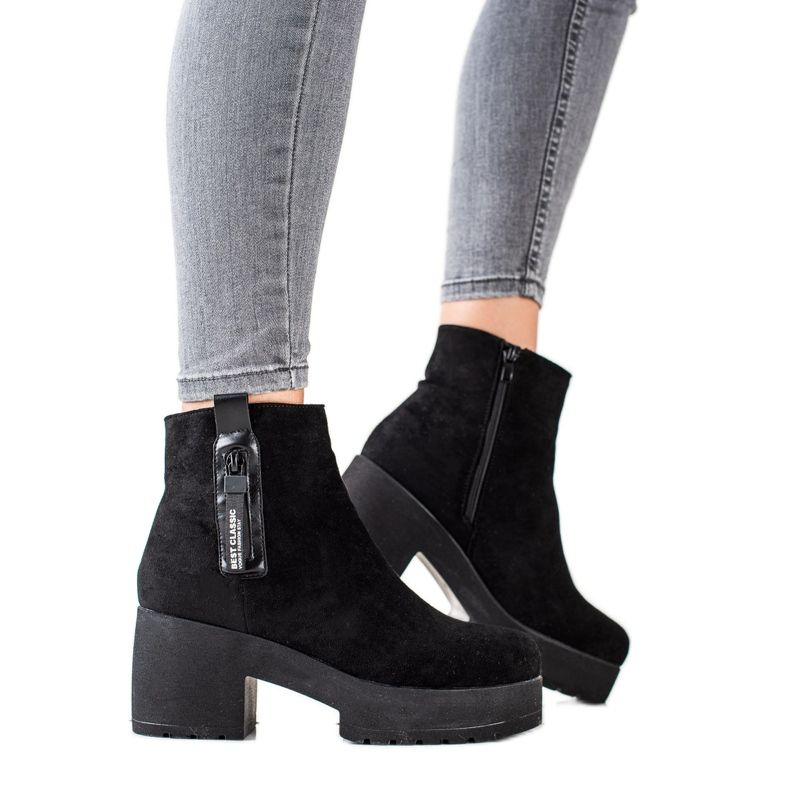 Ideal Shoes Fashionable Boots On The Platform black