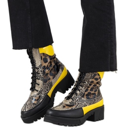 Black trappers in the animal motif of Felis