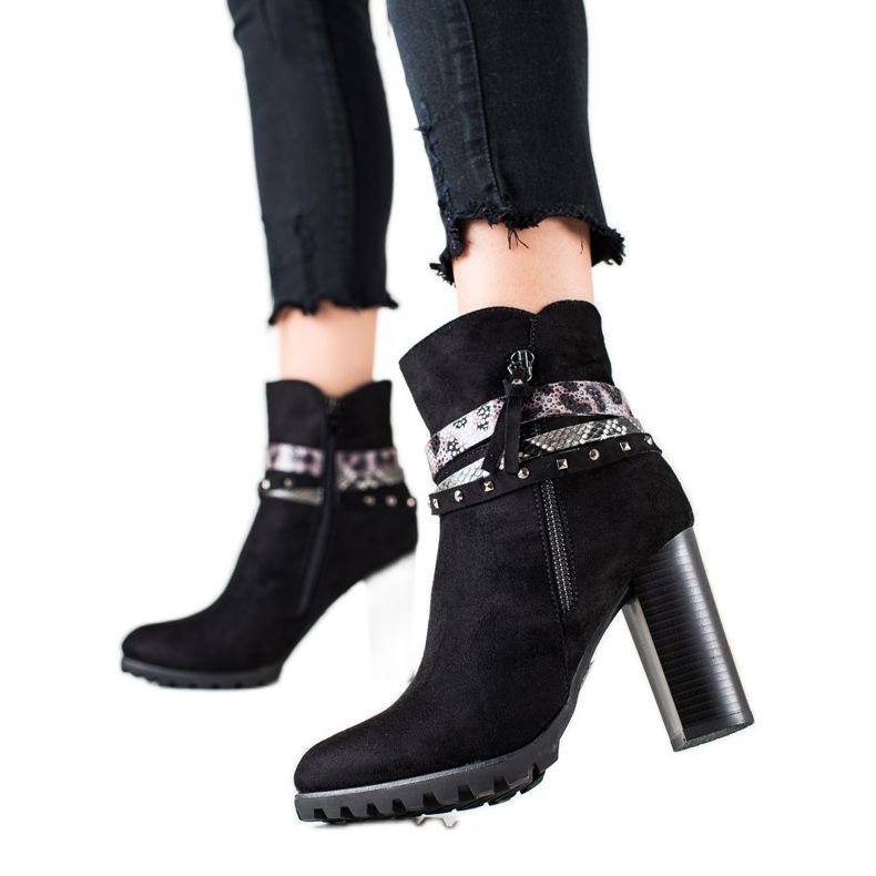 TRENDI Black Boots With Decorative Stripes