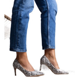 Beige pumps in the Nickle snake skin pattern Beige pumps in the Nickle snake skin pattern