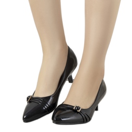 Black pumps on Majora's low heel Black pumps on Majora's low heel