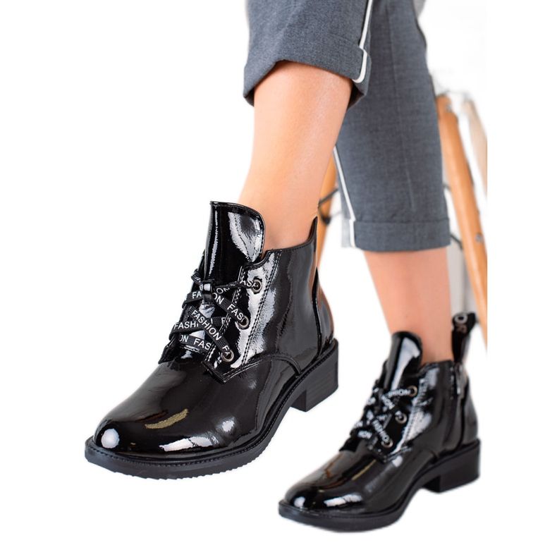 TRENDI Elegant lacquered boots black
