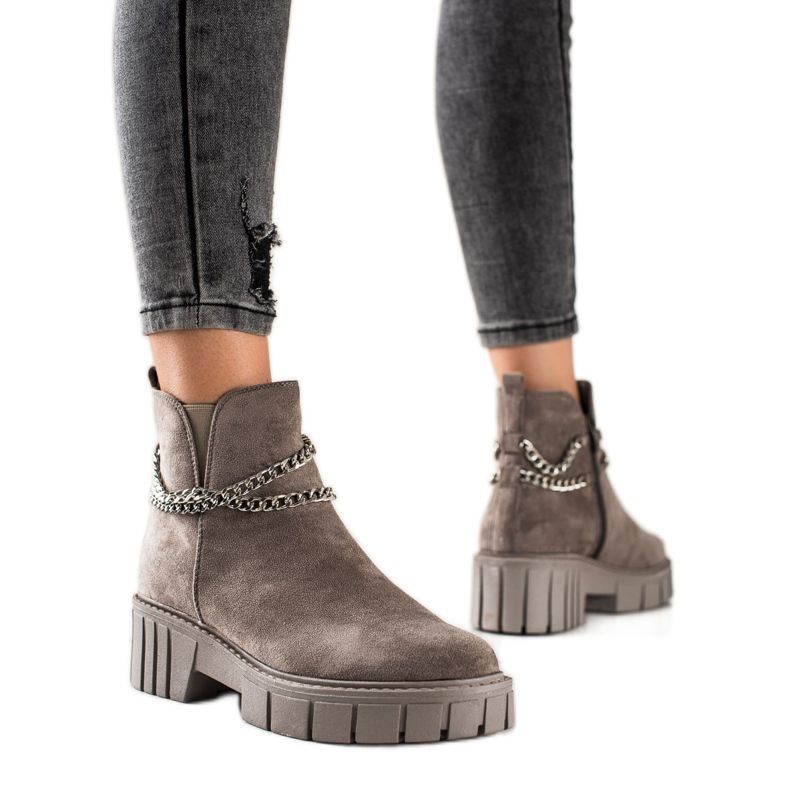 Goodin Boots On The Platform With A Chain beige