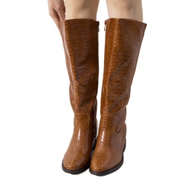 Brown boots in the Daoust crocodile skin pattern Brown boots in the Daoust crocodile skin pattern