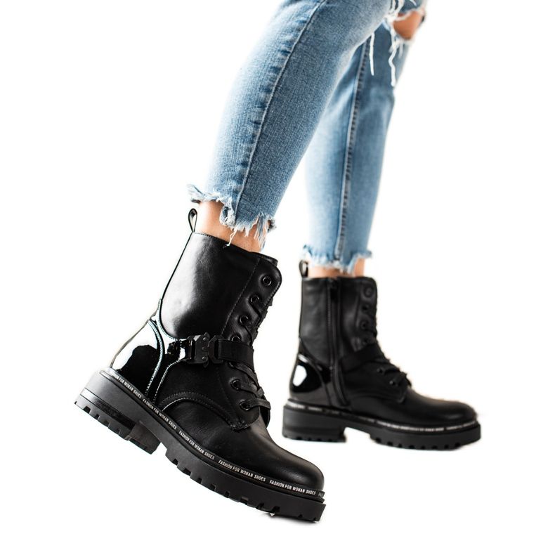 TRENDI Black Workers With A Buckle