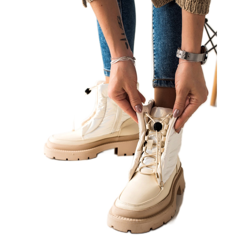 Small Swan Beige Snow Boots On The Platform