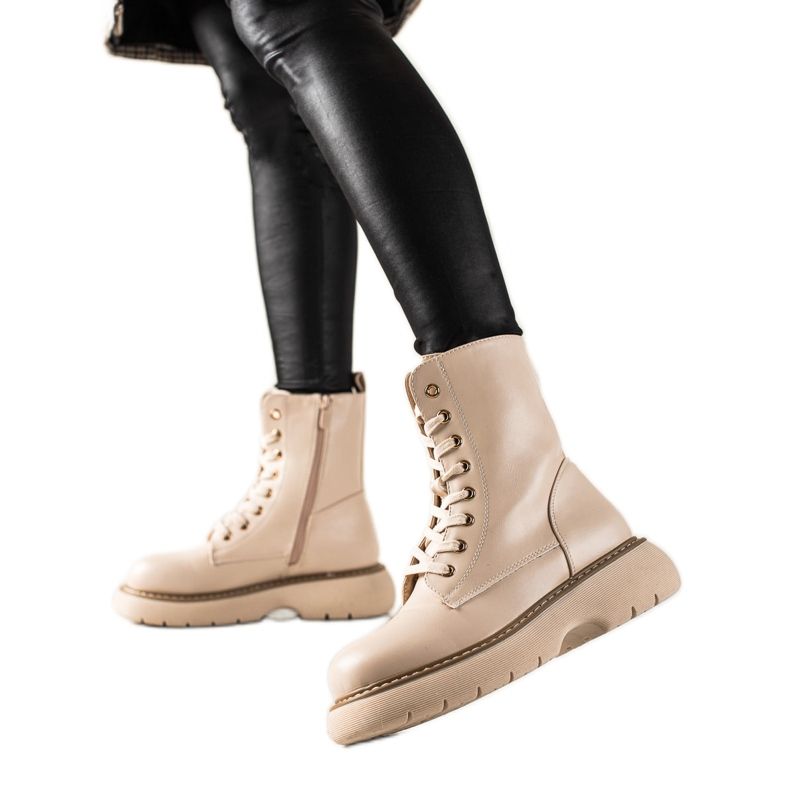 TRENDI Beige bags on the platform