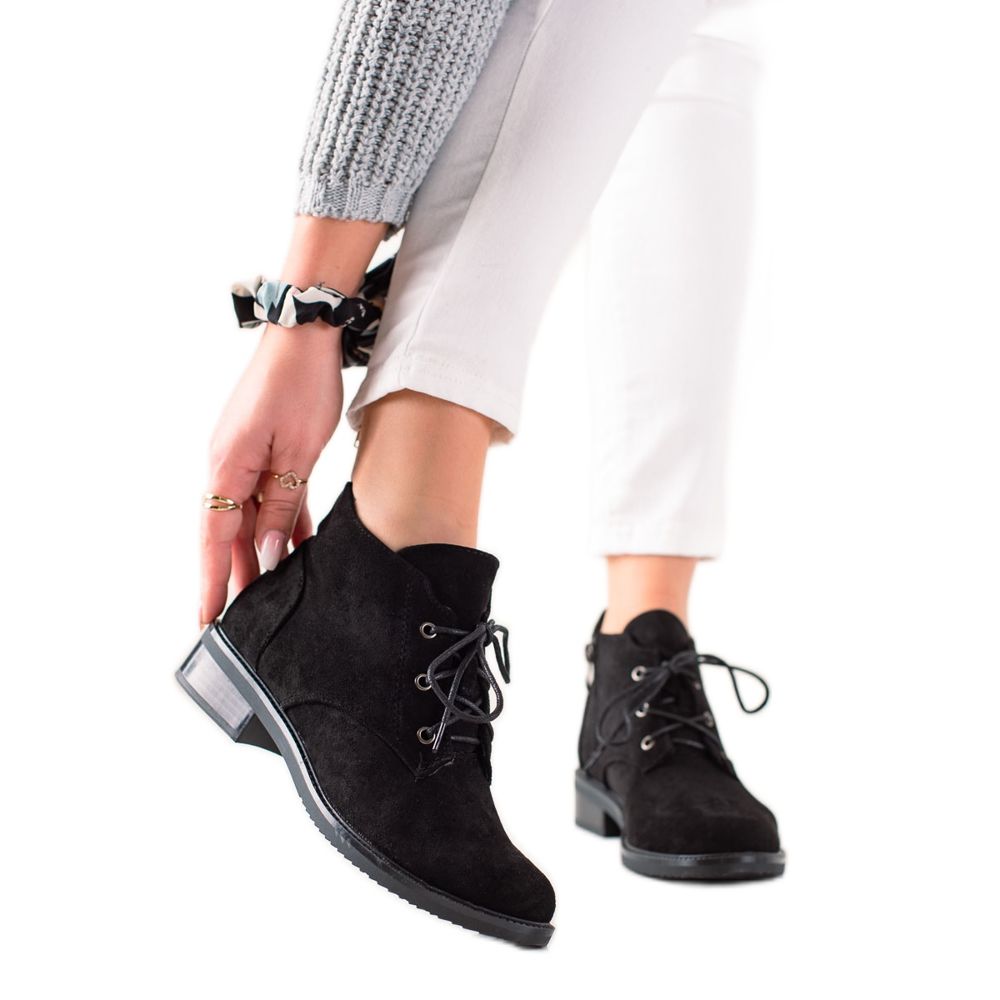TRENDI Lace up boots on a flat heel black KeeShoes