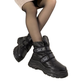 Black snow boots with Velcro Comforte closure