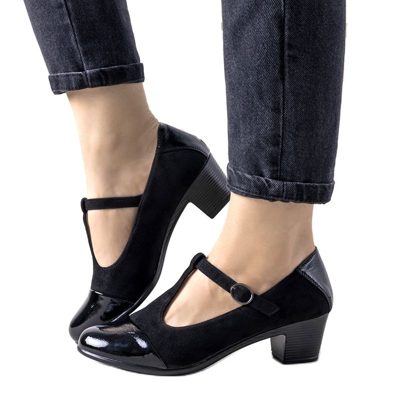 Black pumps on a pillar with a varnished Dessert toe