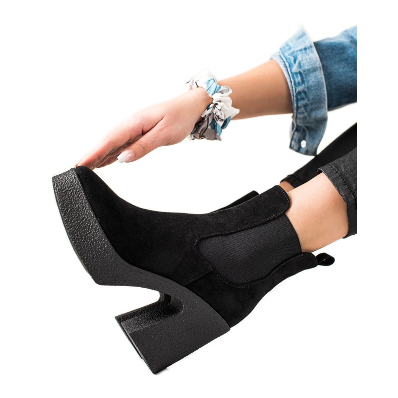 Seastar Slip-on boots on a post black