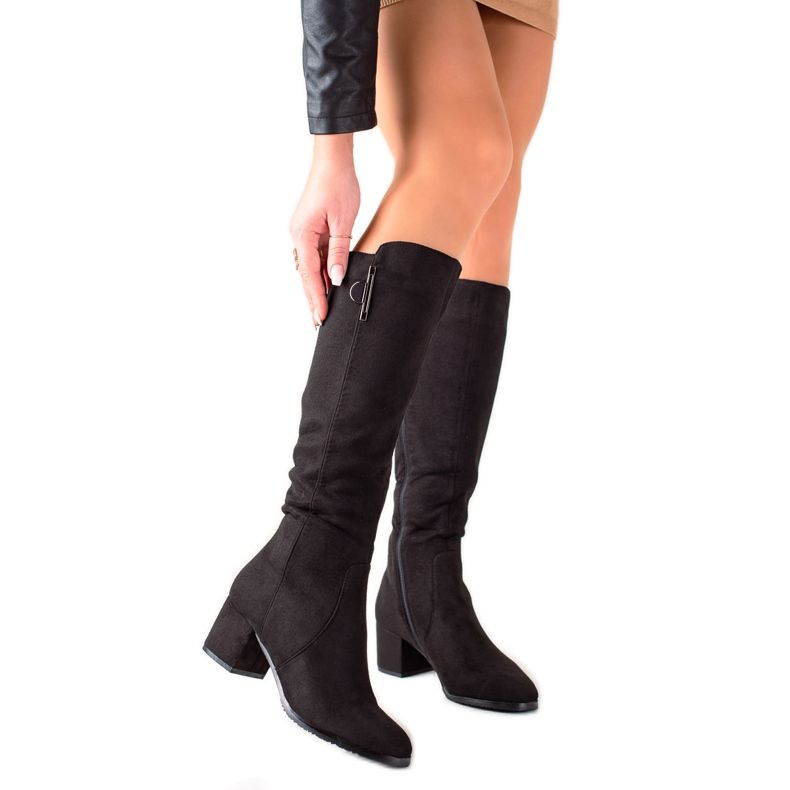 Groto Gogo Black Boots On A Low Post