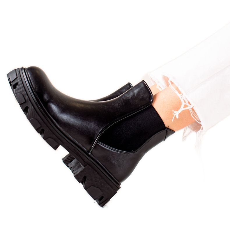 Bestelle Black Chelsea Boots On The Platform
