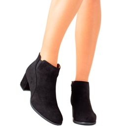 Evento Classic boots on a post black Evento Classic boots on a post black