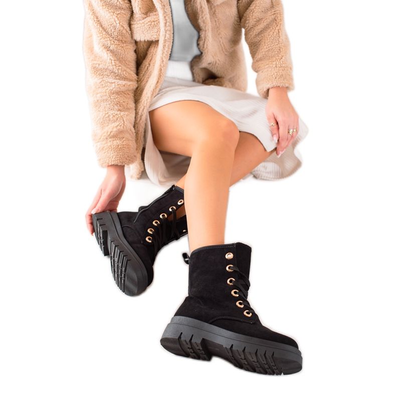 TRENDI Black suede boots
