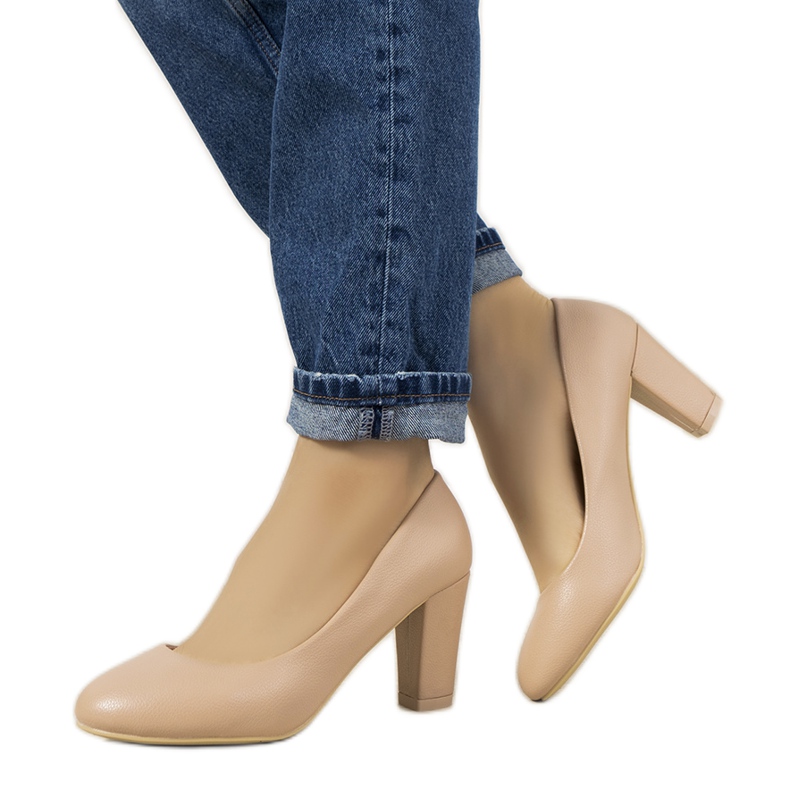 Nude pumps on the Unos post beige