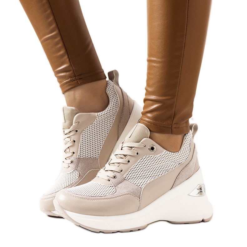 Beige sneakers on the Cleveland wedge khaki