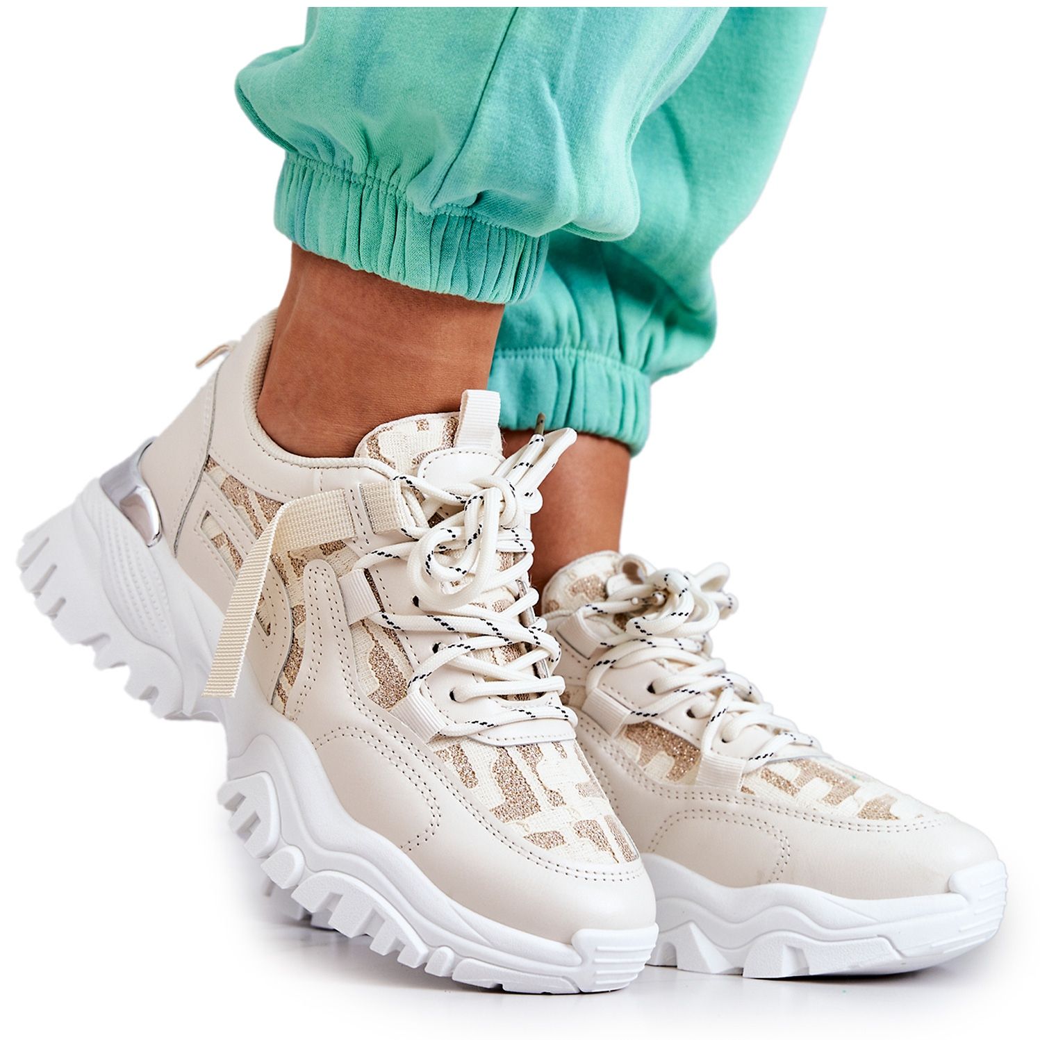 styling beige sneakers