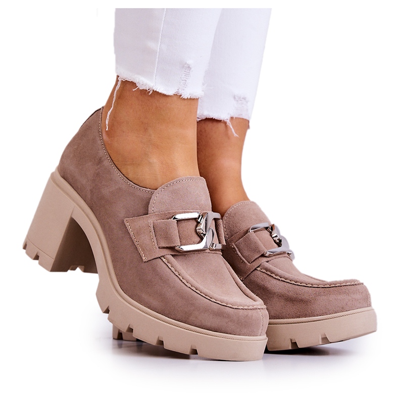 Lemar Elegant shoes on a pillar with a beige Harmell decoration