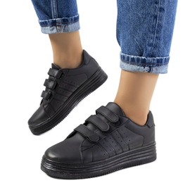 Black sneakers on the Nizza platform