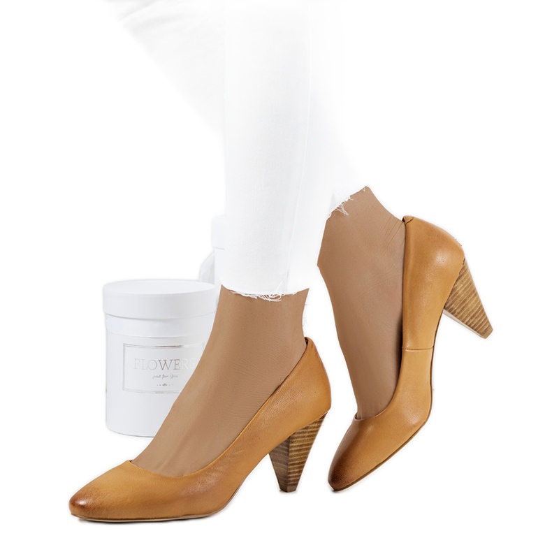 Brown pumps on the Celeste post beige