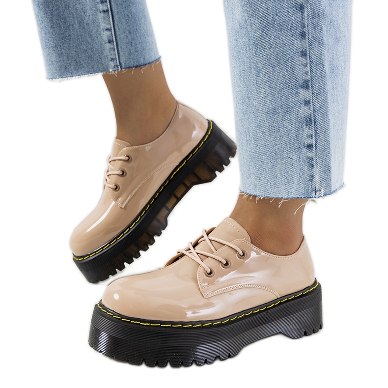 Beige shoes with a high Hooper sole