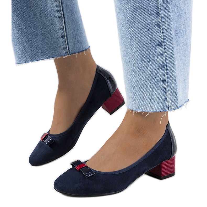 Navy blue pumps with a Deniz bow red