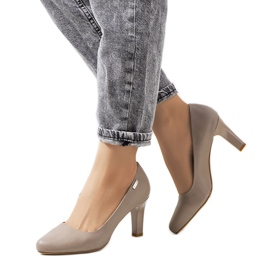 Beige pumps on a Giessen heel