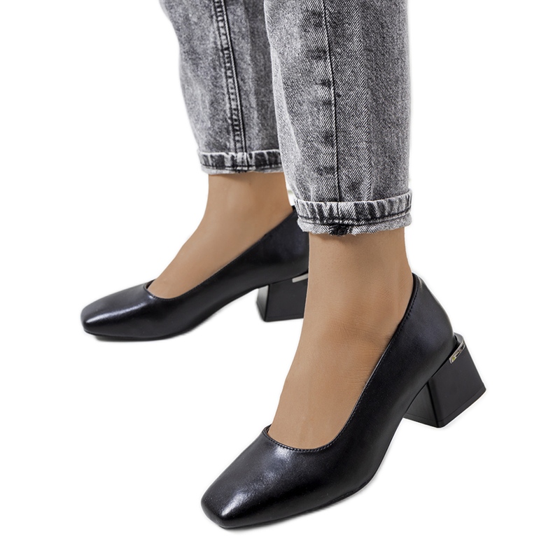 Black leather pumps on the Vasila post Black leather pumps on the Vasila post