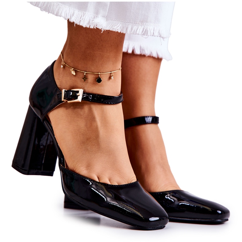 PG1 Fashionable Lacquered Pumps On A Black Maoris Bar