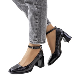 Black lacquered pumps with a Mayla strap