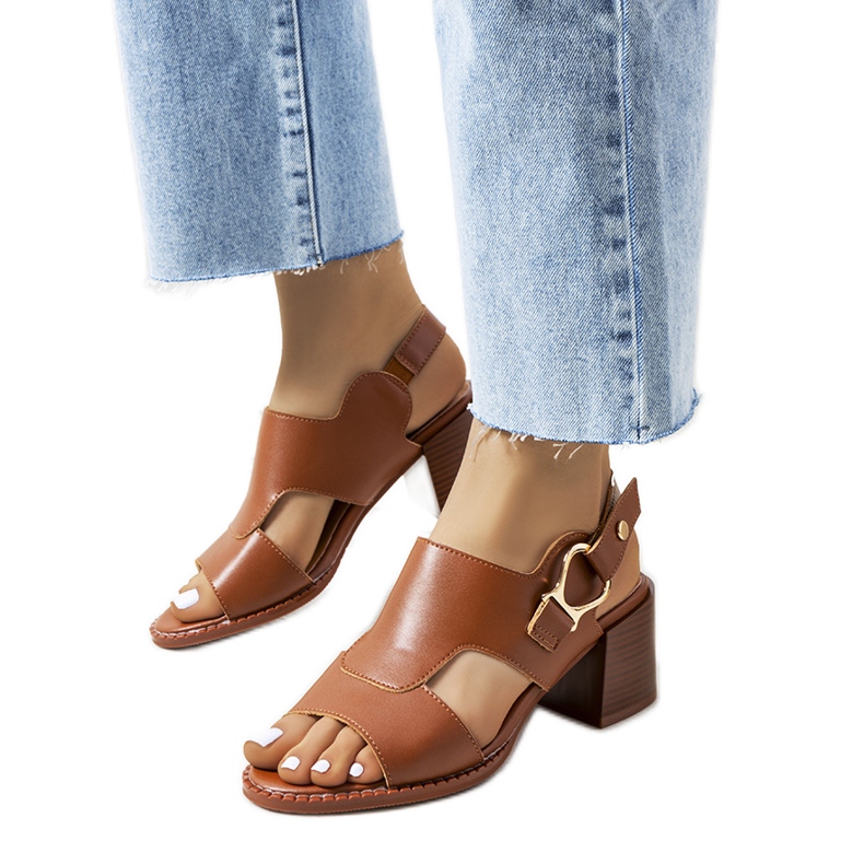 Brown sandals on the Lamia post