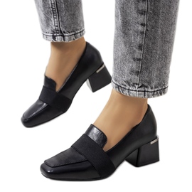 Black brogues on the Thoma post Black brogues on the Thoma post