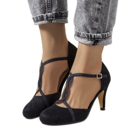 Black pumps on a Luiken heel