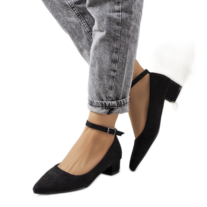 Black pumps on the Samira pillar Black pumps on the Samira pillar