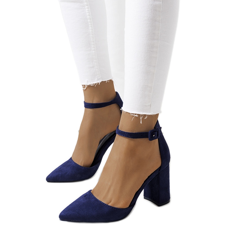 Navy blue pumps on the Groen post