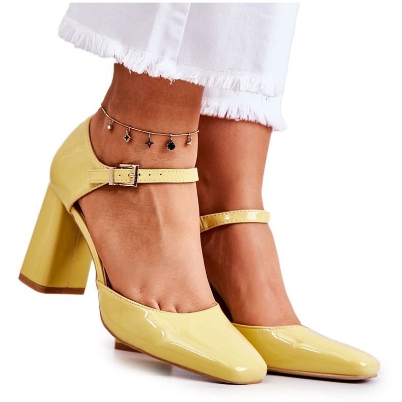 PG1 Fashionable Lacquered Pumps On A Yellow Maoris Bar