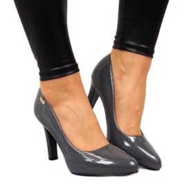 Pumps lacquered on a gray Sergio Leone post grey