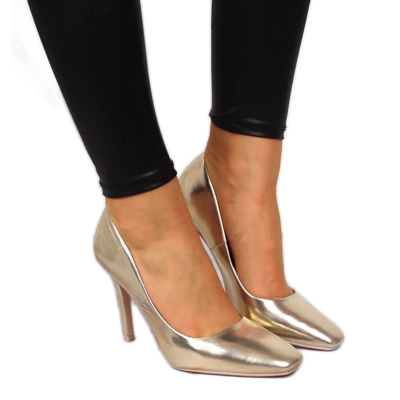 Pumps on a gold Seastar heel golden