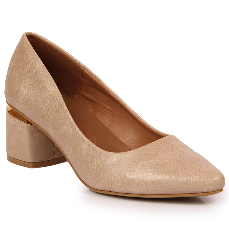Pumps on a decorative beige Jezzi post