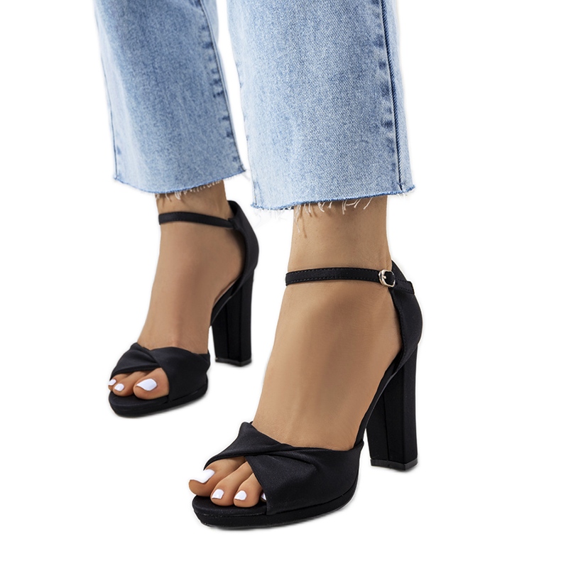 Black sandals on the Larana post