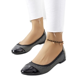 Jonna's black polka-dot ballerinas