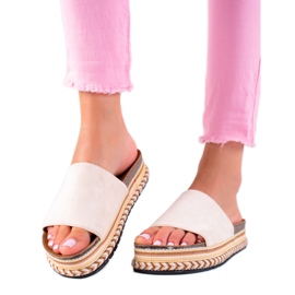 Bestelle Beige Slippers On The Platform