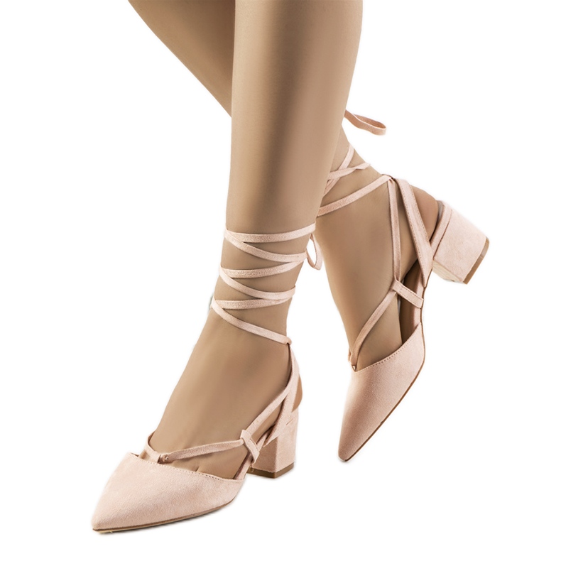 Pink lace-up pumps on the Victoris post