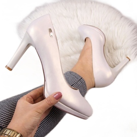 Pumps on the pearl beige Sergio Leone platform