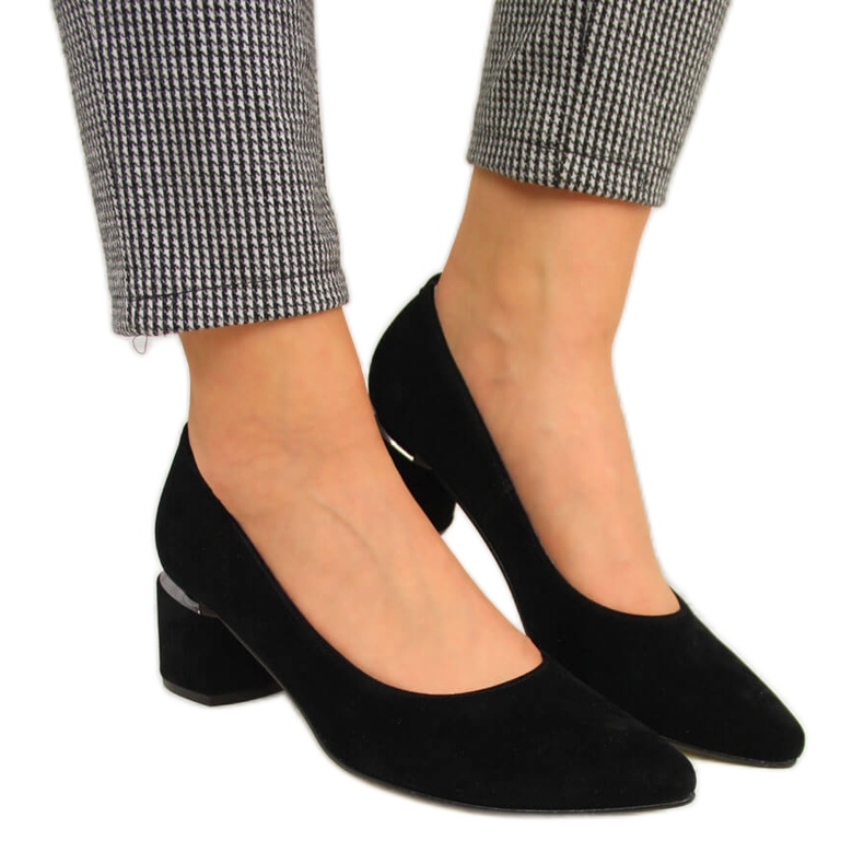 Pumps on a decorative black Juma suede block