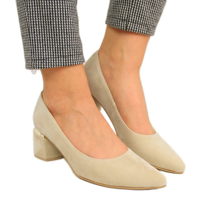 Pumps on a decorative block, beige Juma suede
